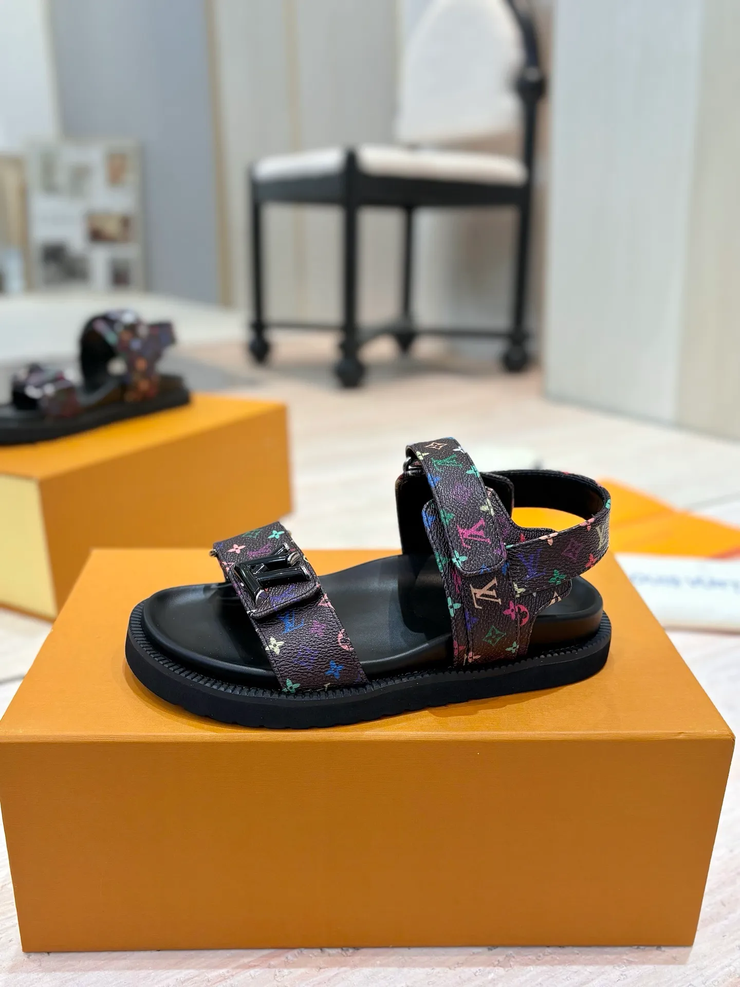 👟👟Ex-factory price 460👟👟 LV 2025 spring and summer new products 🥰 Popular LV donkey brand counters Embossed logo embossed sandals This Pool Pillow Comfort flat sandals are made of technical fabrics and use high-frequency embossing technology to reinterpret the Monogram pattern. Soft padded upper with adjustable Velcro, comfortable and tough insole adds harmonious colors 👍New hard goods, purchasing agent level! Full of high-end feel! A popular model among bloggers at home and abroad, it’s retro and fashionable and looks amazing on your feet! The official website's main recommendation 👍👍 ✅ Upper: waterproof special original fabric ✅ Inner lining: imported mixed sheepskin ✅ Outsole: original molded foam outsole ✅ Number of sizes: women's size 35-45 (women's size 41 men's 38.45, custom-made, non-refundable) ✅ Packaging: full set of drawer boxes ​
